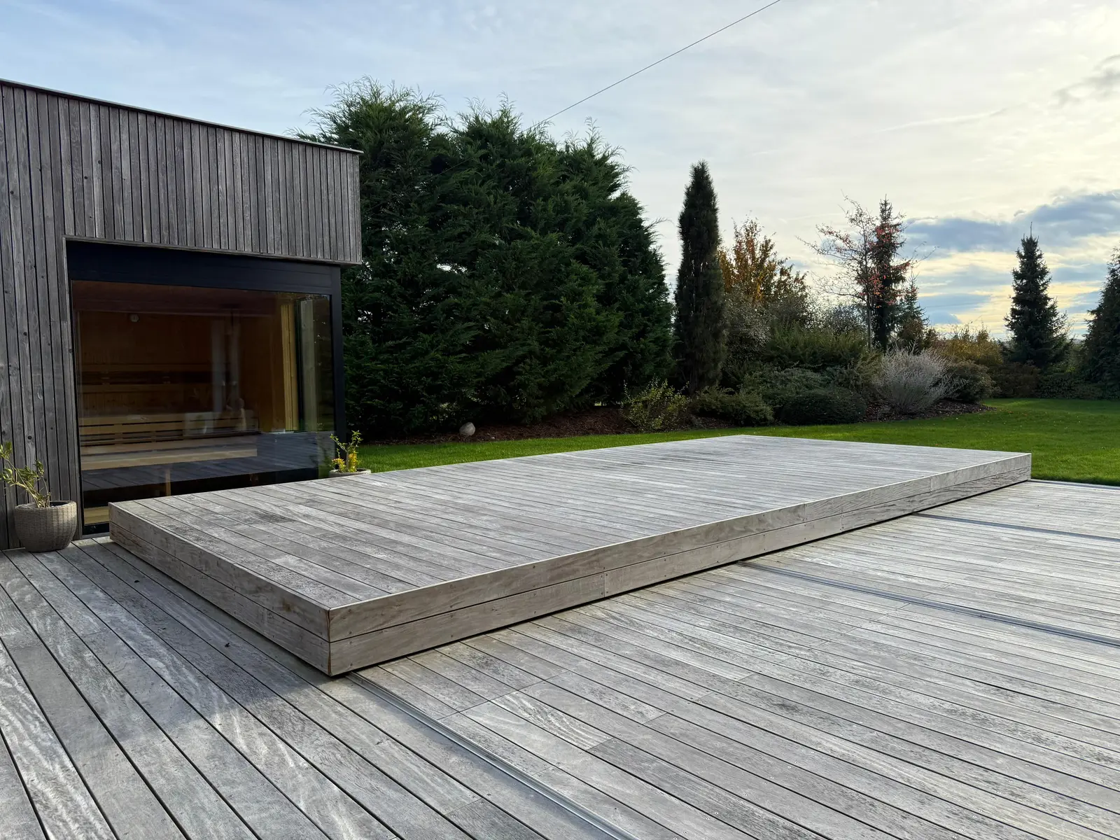 Priečny posuv – Realizácia exotické drevo, fotografia 1