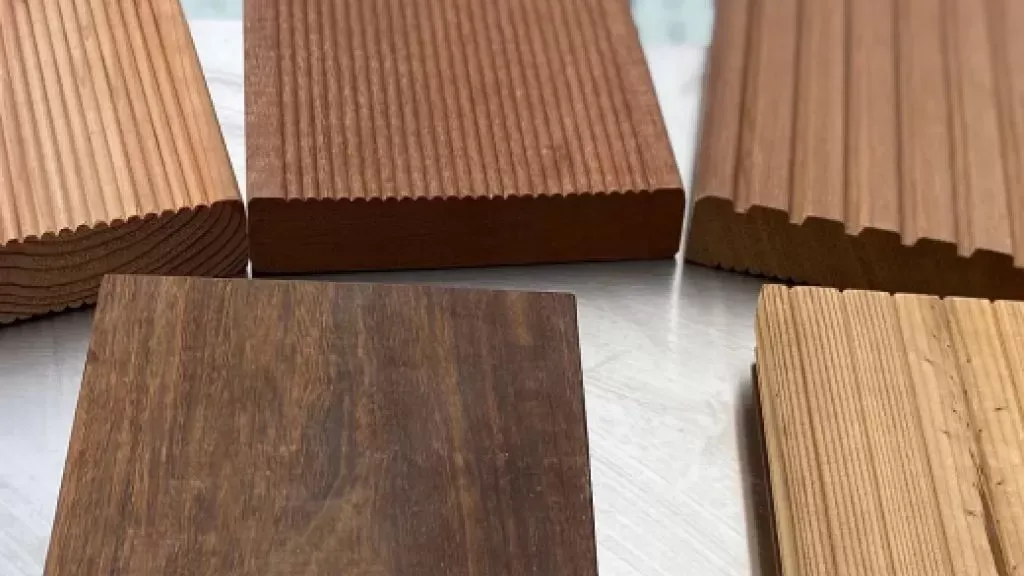 Detail prírodného dreva na krytine pojazdnej terasy