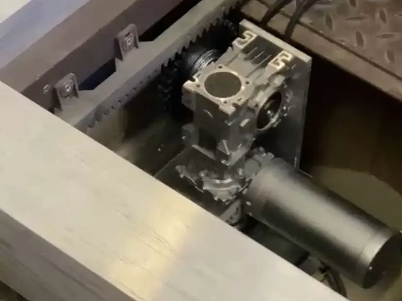 Elektromotor pojazdnej terasy 24 V